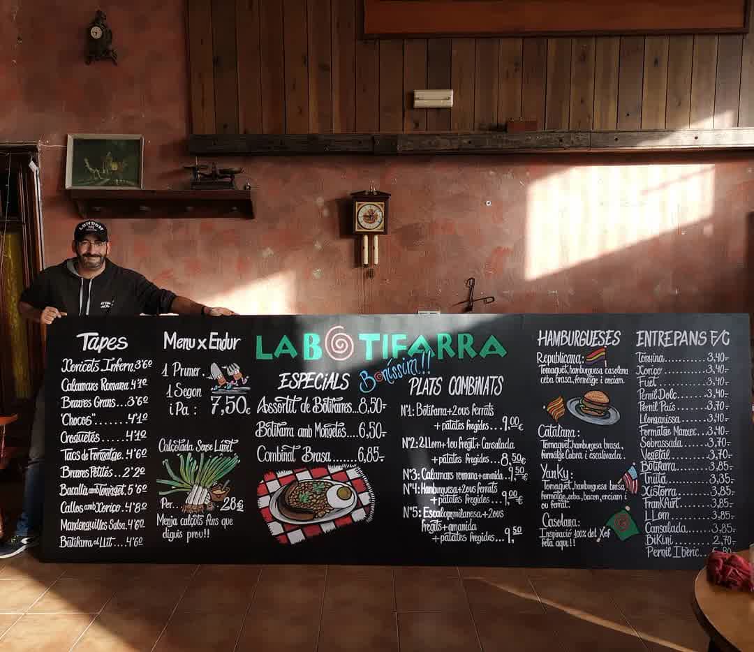 Pissarra comercial amb text i dibuixos
